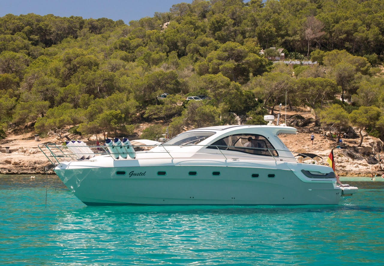 Barco de motor EN CHARTER, de la marca Bavaria modelo Sport 43HT y del año 2012, disponible en Marina Port de Mallorca Palma Mallorca España